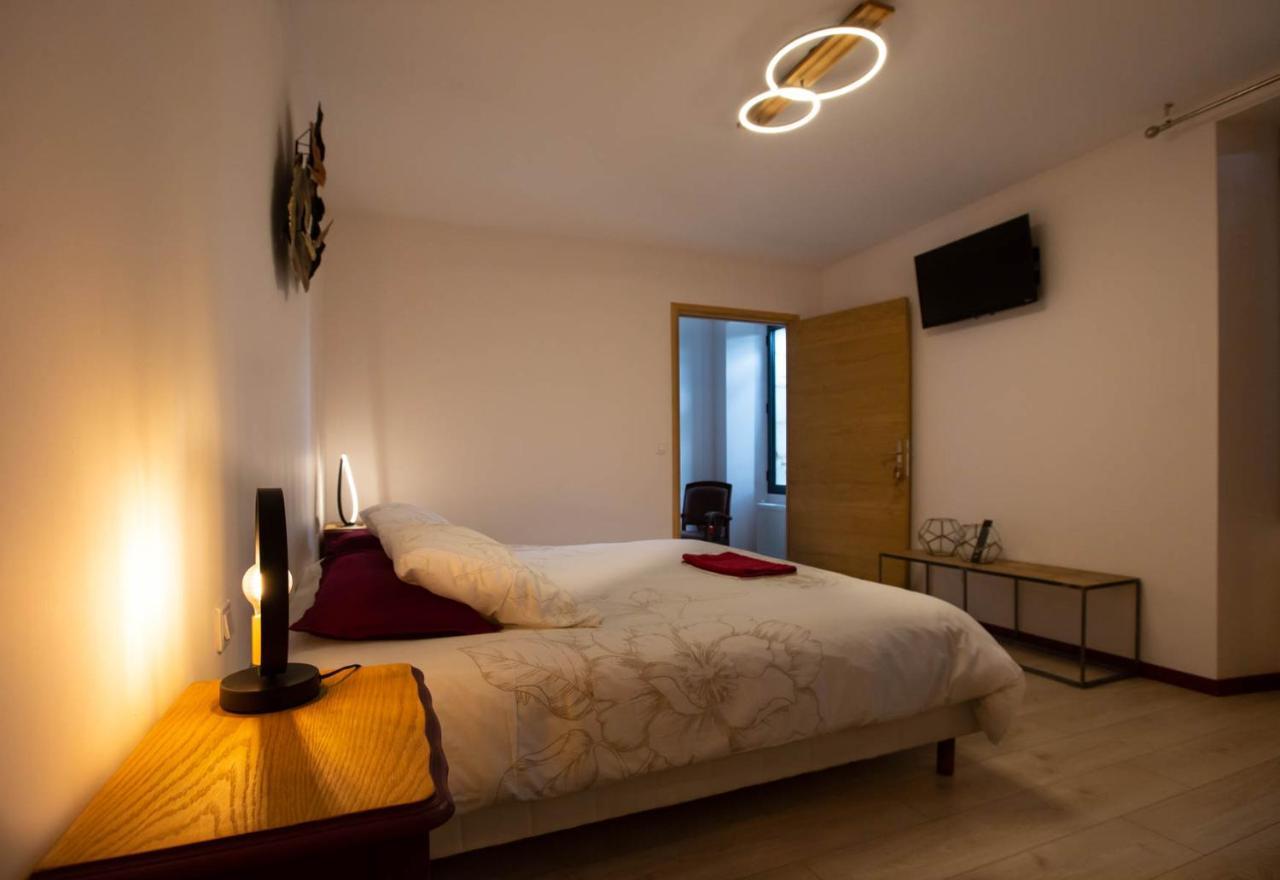 Au Bouchon Hotel Saint-Aigulin Bagian luar foto